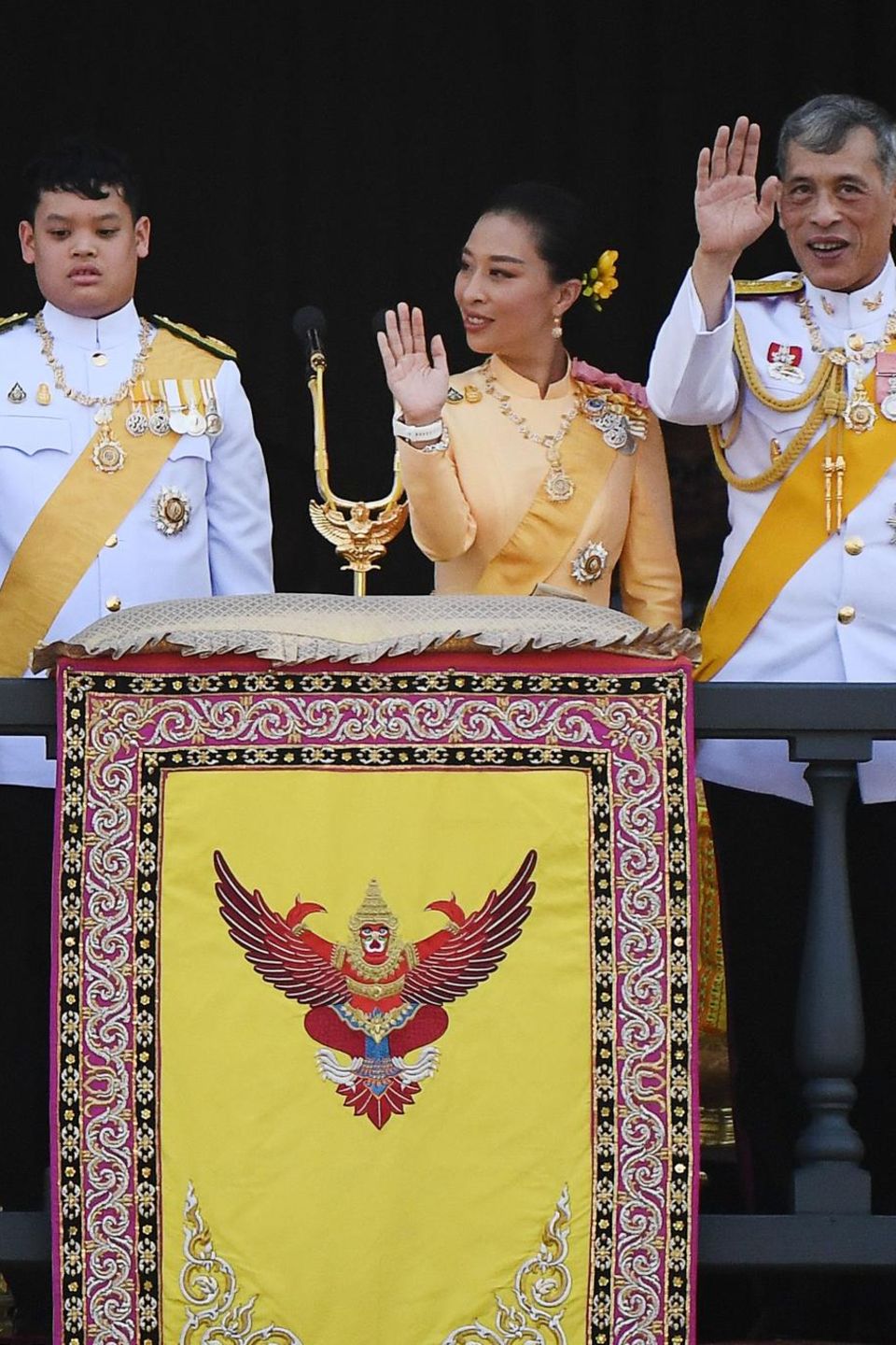 König Maha (2.v.r.) posiert am 6. Mai 2019 mit seinen Kindern Prinzessin Sirivannavari Nariratana (l.), Prinz Dipangkorn (2.v..l.) und Prinzessin Bajrakitiyabha Mahidol (Mitte) und seiner Ehefrau Königin Suthida (r.) auf einem Balkon des Palastes in Bangkok