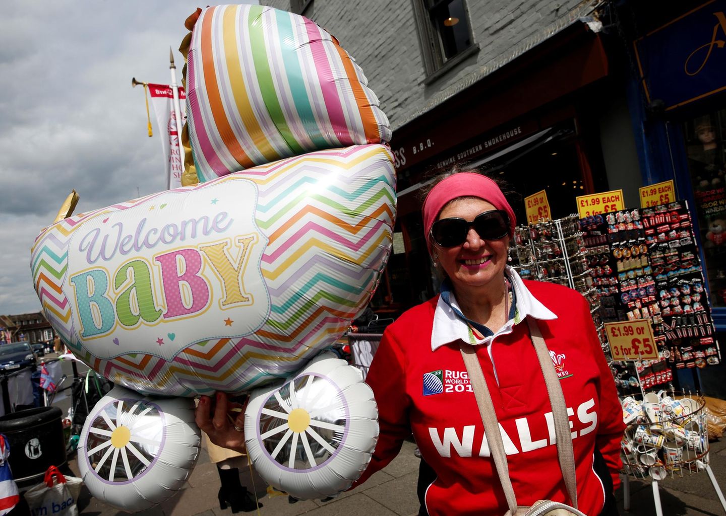 "Welcome Baby!" Royal-Fans freuen sich auf die Geburt von Baby Sussex.