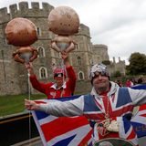 Eingefleischte Royal-Fans warten vor Schloss Windsor aufgeregt auf Baby-News.