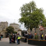 Besucher warten auf Einlass ins Windsor Castle, als die Nachricht kommt, dass Herzogin Meghan in den Wehen liegt.