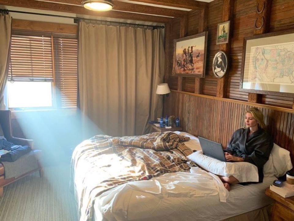 5. Mai 2019  Auf Instagram teilt Ivanka Trump ein eher ungewöhnliches Foto: Die Tochter des US-Präsidenten Donald Trump sitzt in einem gemütlichen Bademantel im Bett und ist ganz vertieft in ihren Laptop. 