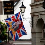 Vor dem Pub "The Prince Harry" nahe Schloss Windsor wird eine Flagge mit dem Bild des Herzogspaars gehisst.