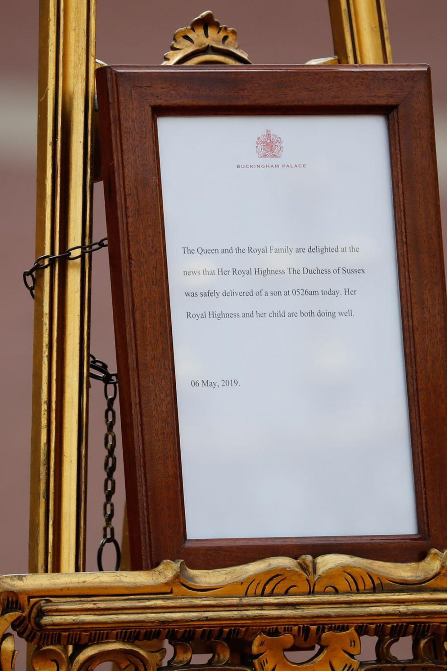 Vor dem Palast wird die Tafel aufgestellt, auf der die britische Königsfamilie die Geburt des Nachwuchses verkündet. Der kleine Sohn von Meghan und Harry hat demnach morgens um 5.26 Uhr das Licht der Welt erblickt.