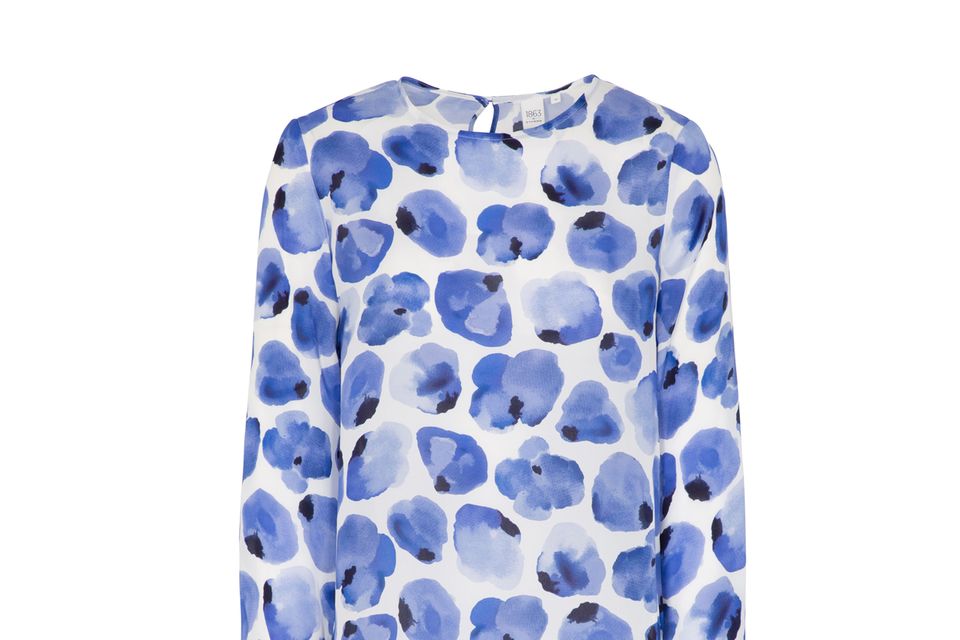 Elegant und vielseitig kombinierbar: Blusen-Shirt aus Seide mit floralem Print von Eterna. Ca. 119 Euro 