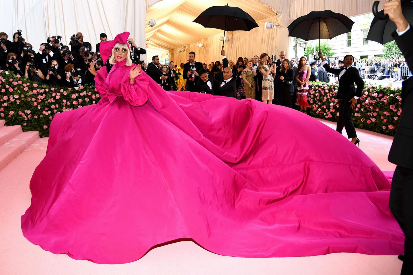 Lady Gaga überrascht nicht mit einem, sondern mit vier Looks. Das rosafarbene Mantelkleid von Brandon Maxwell ist erst der Anfang ihres spektakulären Auftritts. Das Beste kommt erst noch.