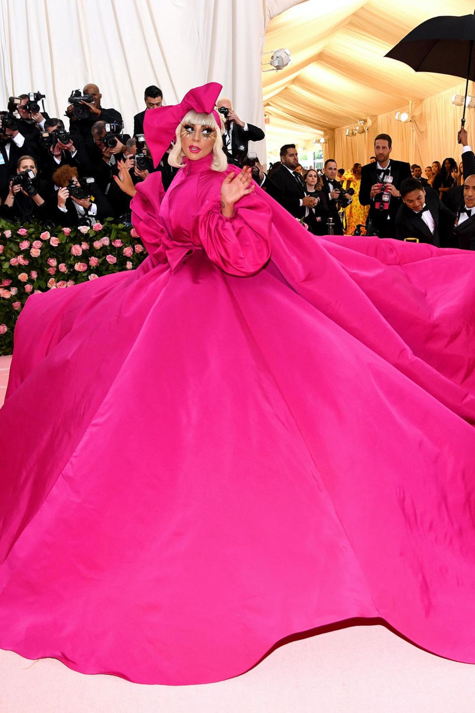 Lady Gaga überrascht nicht mit einem, sondern mit vier Looks. Das rosafarbene Mantelkleid von Brandon Maxwell ist erst der Anfang ihres spektakulären Auftritts. Das Beste kommt erst noch.