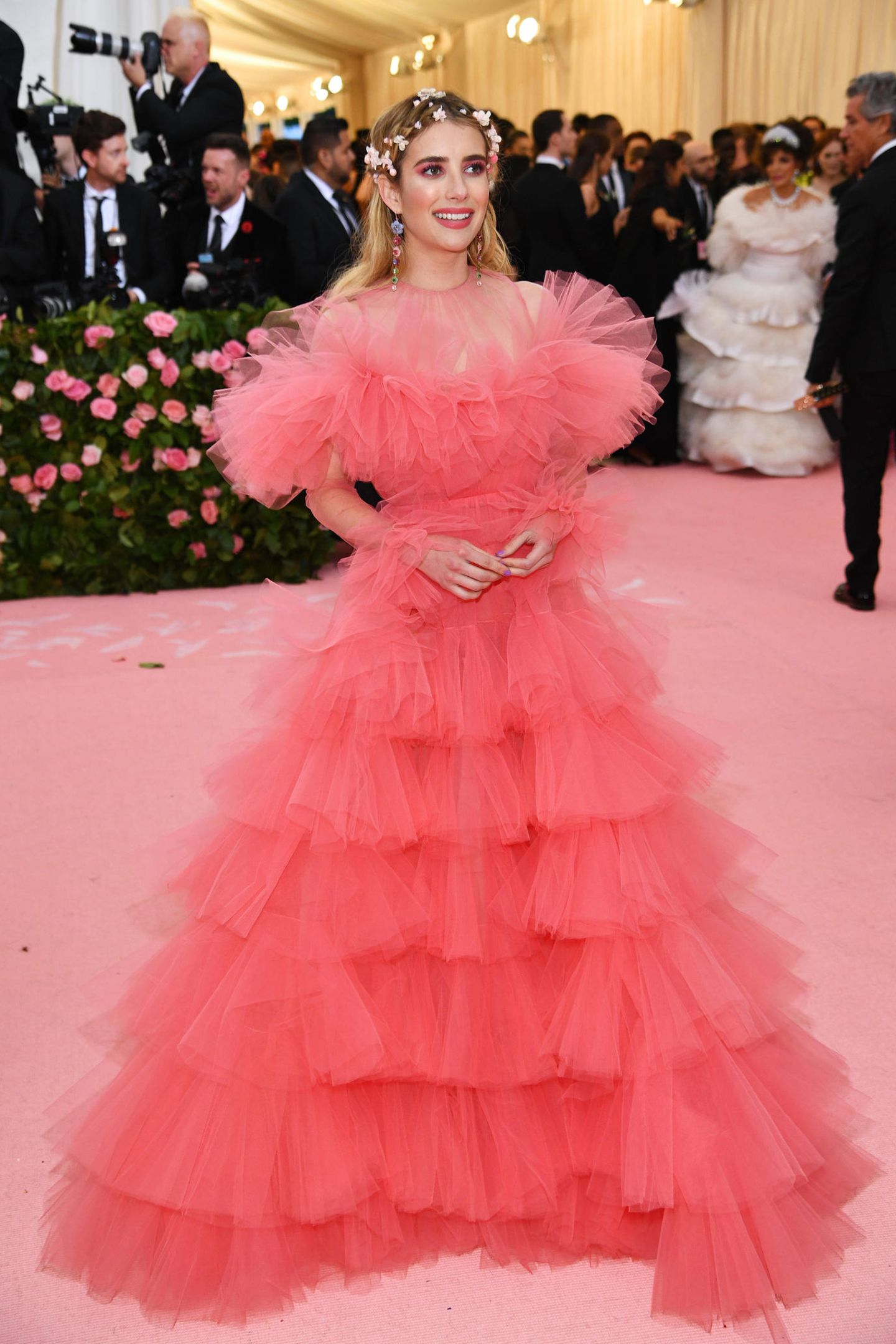 Wie ein Bonbon strahlt Emma Roberts im Tüll-Traum von Giambattista Valli Haute Couture.