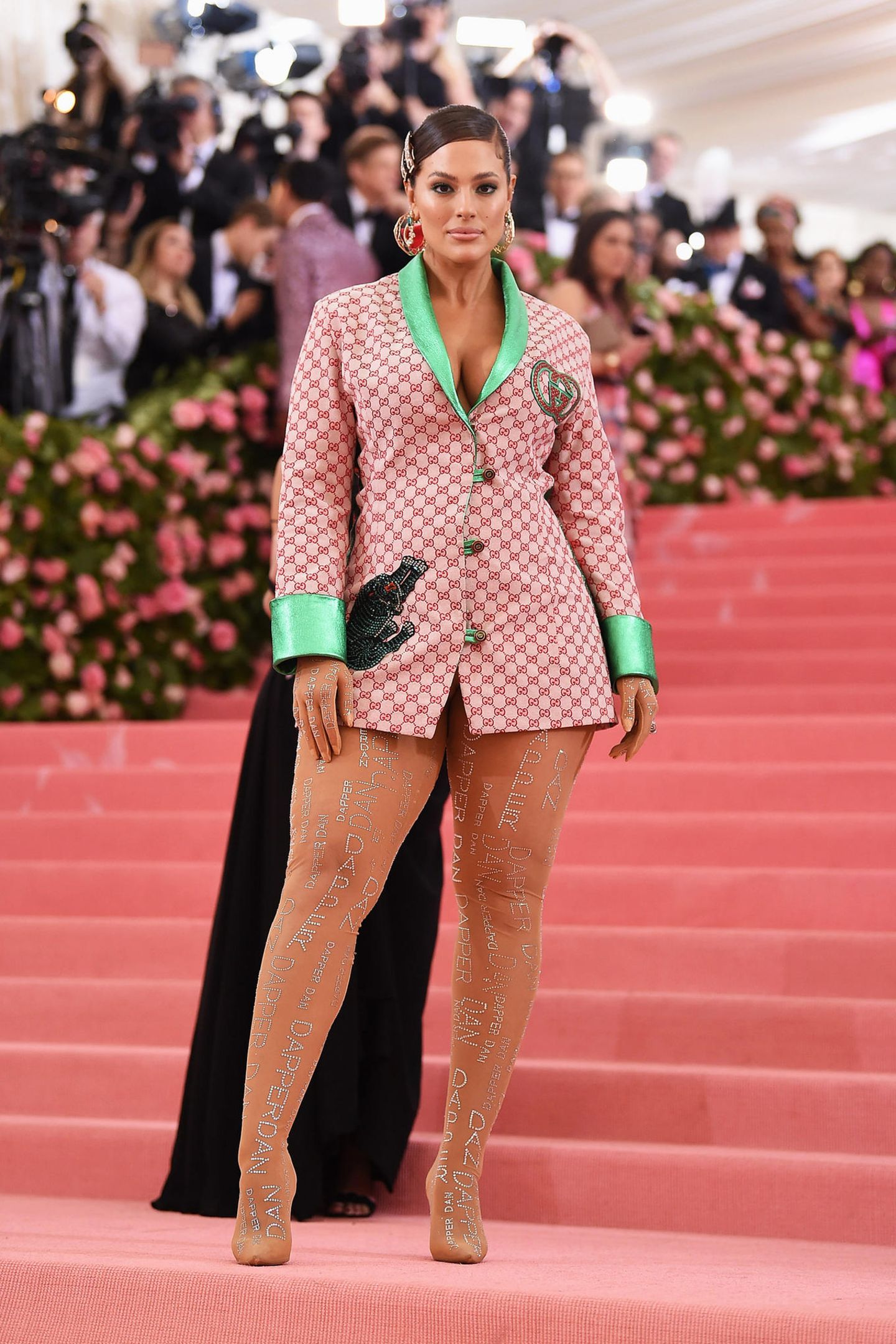Kurz und knapp präsentiert sich Ashley Graham im Blazer-Look von Gucci.