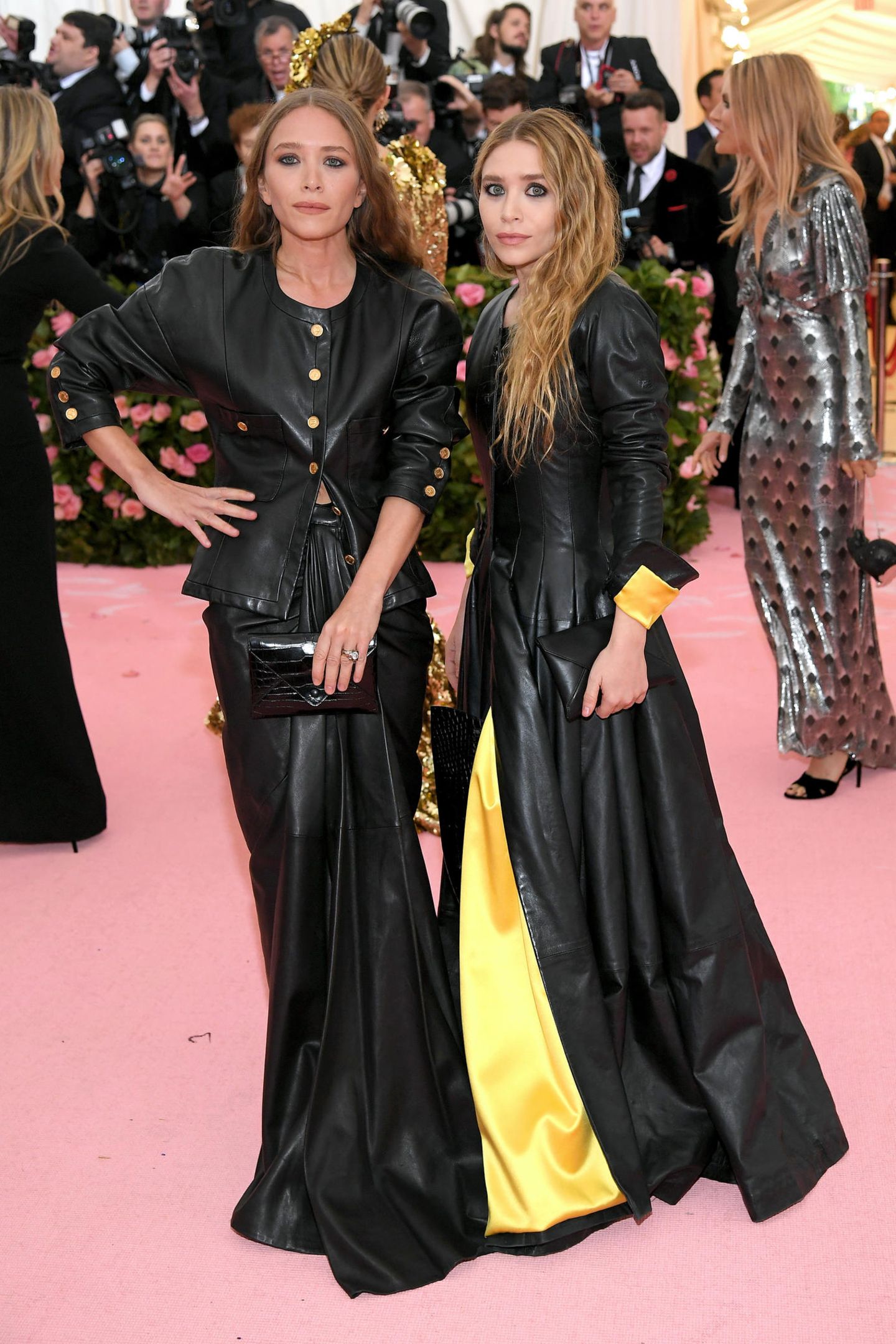 Das doppelte Lederchen: Die Zwillinge Mary Kate Olsen und Ashley Olsen zeigen sich im schwarzen Partnerlook bei der Met Gala.