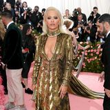Gold-Glamour versprüht Rita Ota im tiefausgeschnitteten Kleid von Marc Jacobs.