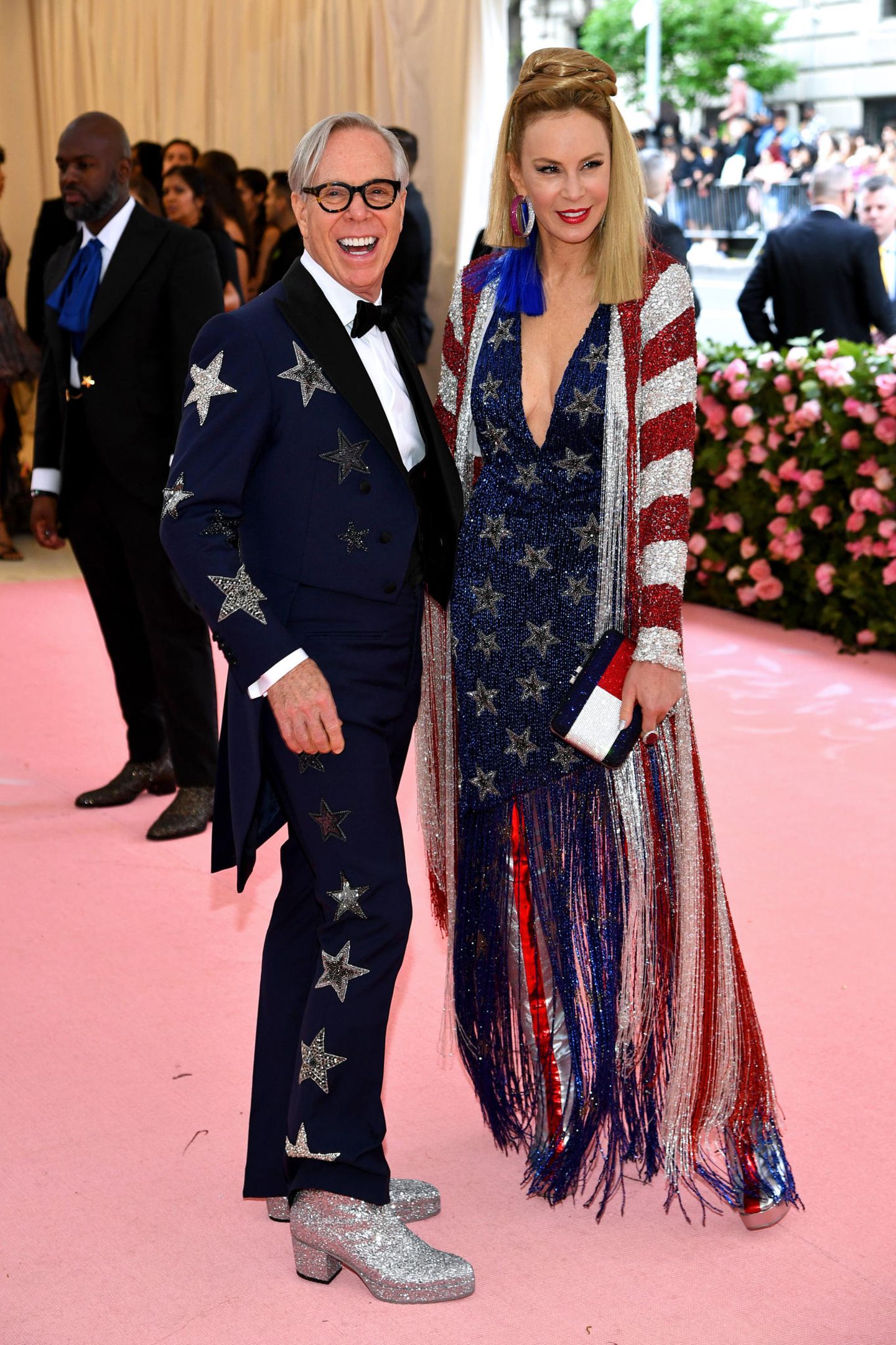 Ganz patriotisch sind Tommy und Dee Hilfiger auf dem rosafarbenen Teppich unterwegs.