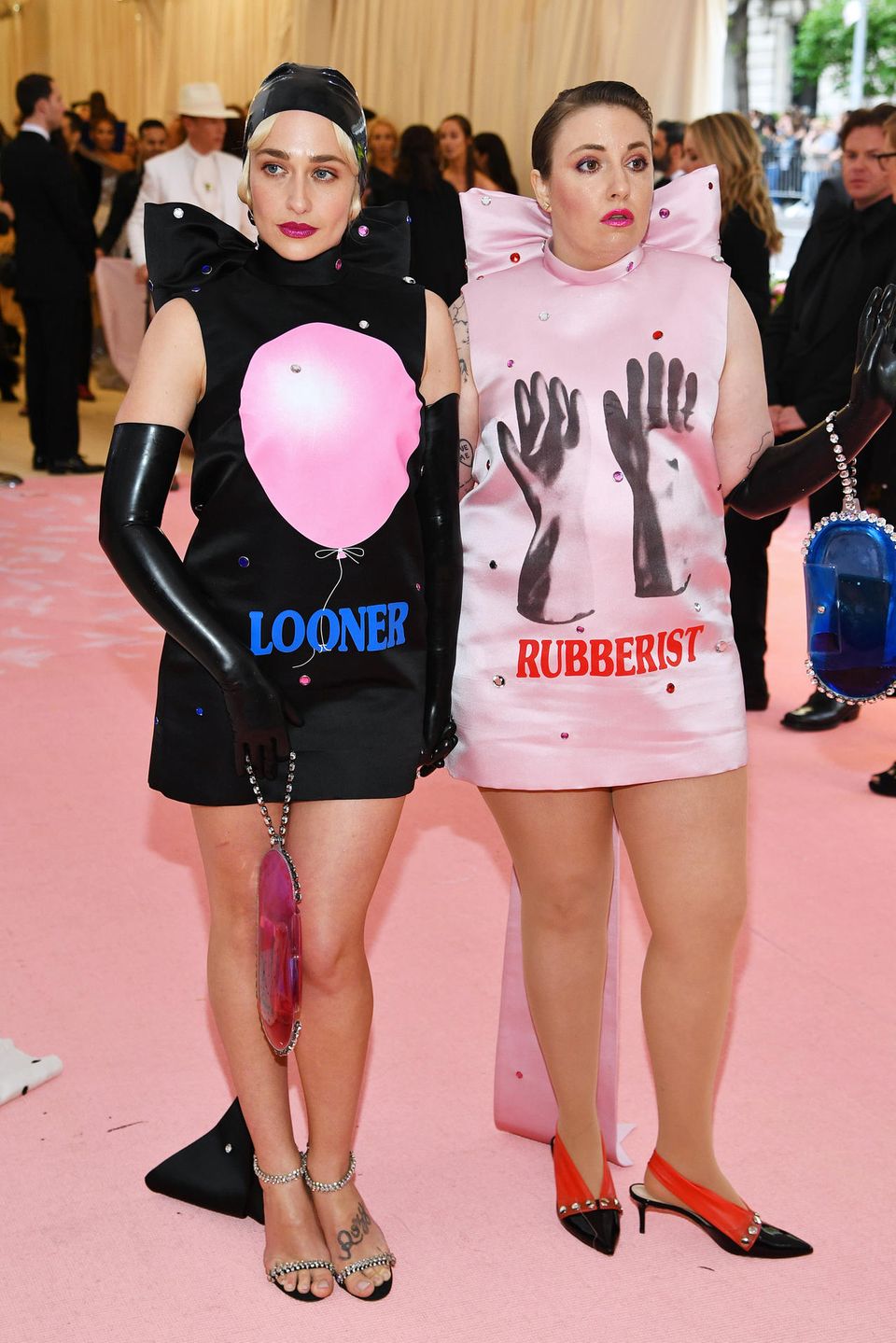 Fetisch-Style im Partnerlook: Jemima Kirke und Lena Dunham tragen provokative Outfits von Christopher Kane.