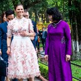 Im Rahmen ihrer Vietnam-Reise zieht Prinzessin Victoria in zahlreichen Outfits alle Blicke auf sich. Bei diesem royalen Termin fällt sie allerdings durch ein Mode-Malheur ins Auge und ihr tailliertes Kleid mit floralen 3D-Stickereien wird zur Nebensache.