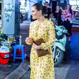 Für einen Stadtbummel durch Hanoi wählt Prinzessin Victoria ein gelbes Blumenkleid und sommerliche Sandalen. 