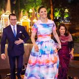 Beim offiziellen Dinner im vietnamesischen Präsidentenpalast, anlässlich des Staatsbesuches von Prinzessin Victoria und Prinz Daniel, glänzt die schwedische Kronprinzessin in einem farbenfrohen Seidenkleid. 