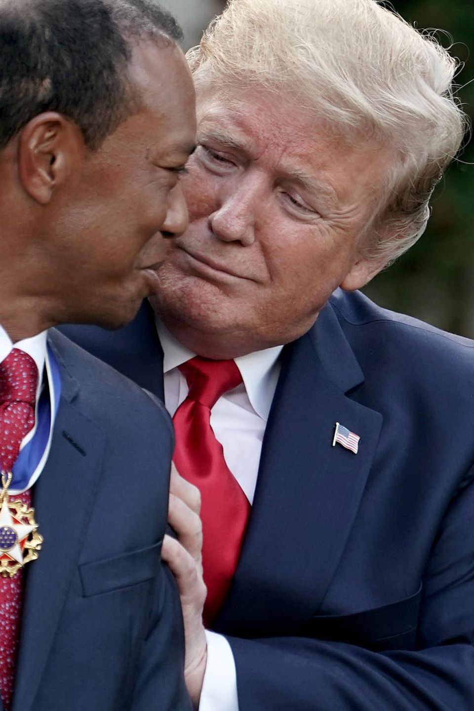 6. Mai 2019  Golfer Tiger Woods wird von US-Präsident Donald Trump im Rosengarten des Weißen Hauses mit der "Medal of Freedom" (deutsch Freiheitsmedaille des Präsidenten) ausgezeichnet.