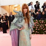 Wie eine Märchenbraut sieht Florence Welch im Gucci-Kleid auf dem Pink Carpet der Met Gala aus.