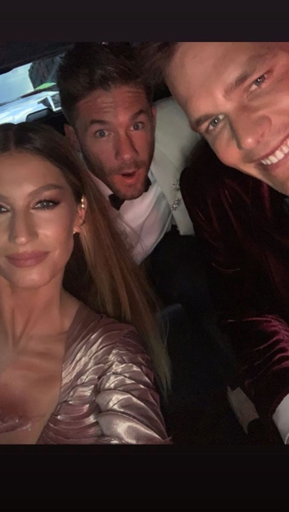 Um das Selfie-verbot auf der Met Gala zu umgehen, knipsen Gisele Bündchen und Ehemann Tom Brady im Auto ein letztes Erinnerungsfoto.