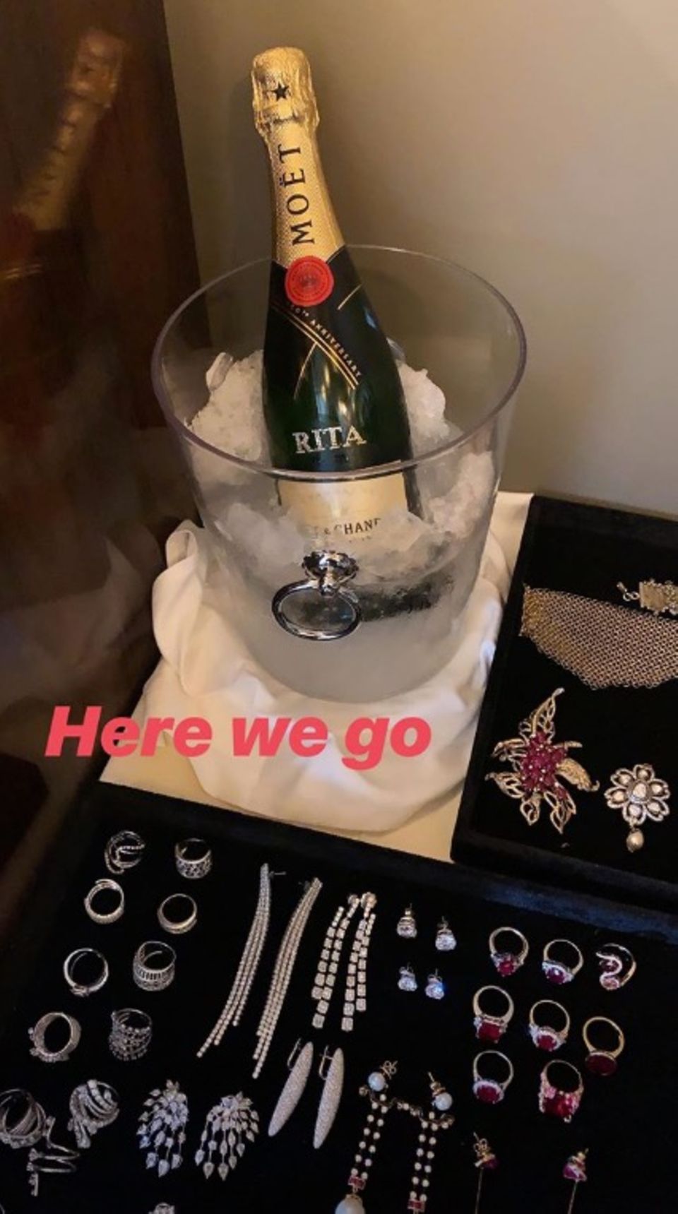 Zwischen Styling und Schmuckauswahl genehmigt sich Rita Ora den ein oder anderen Schluck eisgekühlten Champagner. Zwischen Styling und Schmuckauswahl genehmigt sich Rita Ora den ein oder anderen Schluck eisgekühlten Champagner.