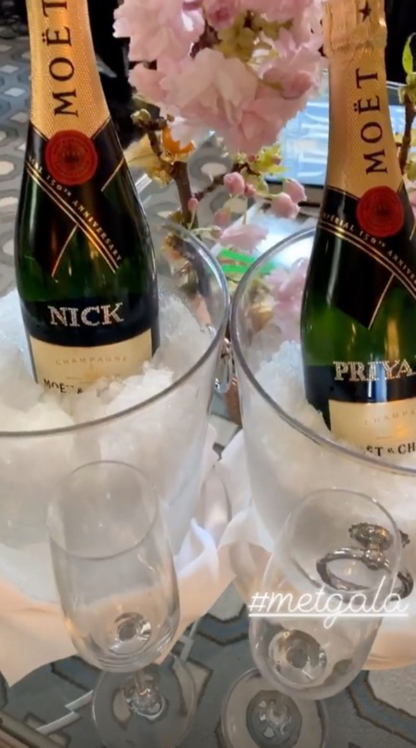 Vorglühen für die Met Gala: Priyanka Chopra und Nick Jonas genießen vor dem großen Auftritt ein Gläschen Champagner aus personalisierten Flaschen.