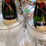 Vorglühen für die Met Gala: Priyanka Chopra und Nick Jonas genießen vor dem großen Auftritt ein Gläschen Champagner aus personalisierten Flaschen.