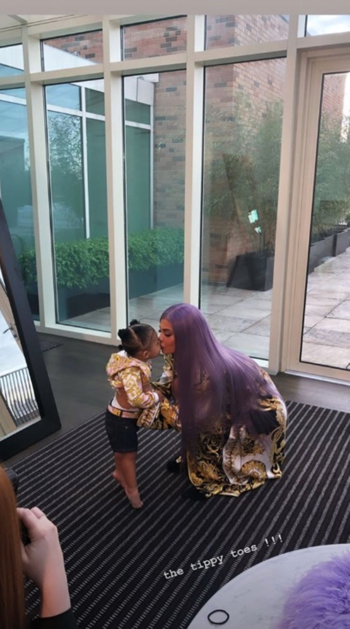 Küsschen vor dem großen Auftritt: Kylie Jenners Tochter Stormi verabschiedet sich von ihrer Mama mit einem süßen Schmatzer.