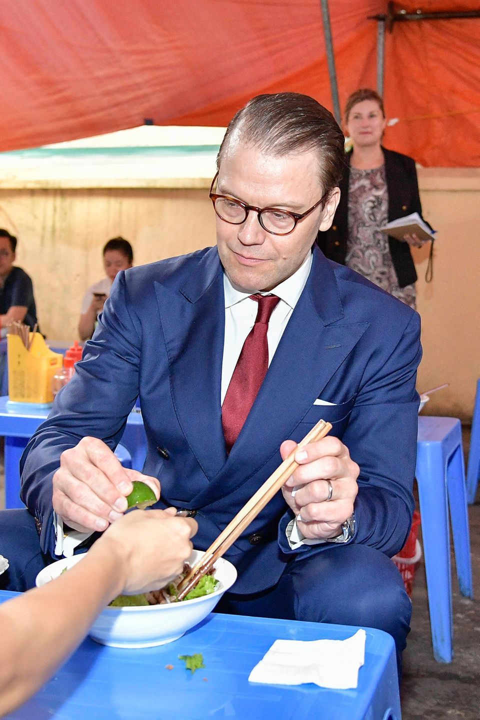 Auch Prinz Daniel lässt es sich schmecken. Auch Prinz Daniel lässt es sich schmecken.