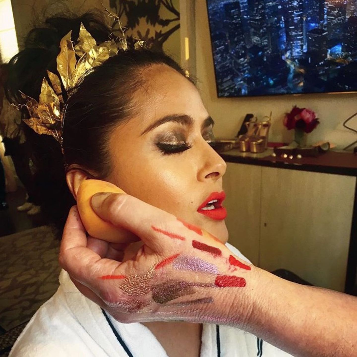 Auf Instagram gibt Salma Hayek ihren Fans exklusive Einblicke in ihr aufwendiges Make-up für die bevorstehende Met Gala.