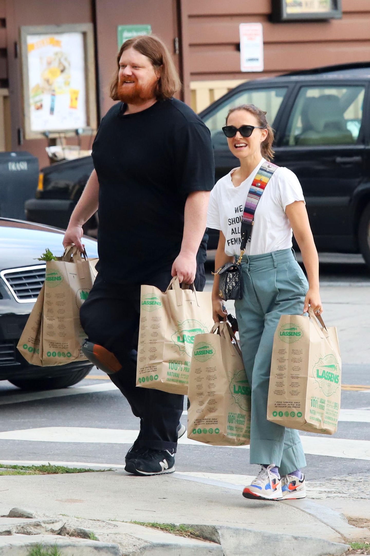 Voll bepackt kommt Natalie Portman in Los Angeles aus einem Bio-Supermarkt. Für die vielen Einkaufstüten hat die Schauspielerin sogar einen Helfer mitgenommen. 