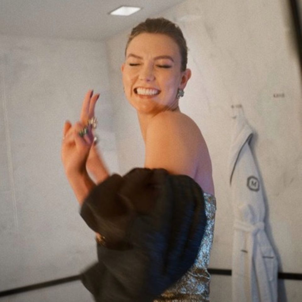 Die Vorfreude auf die große Gala steht Model Karlie Kloss ins Gesicht geschrieben.