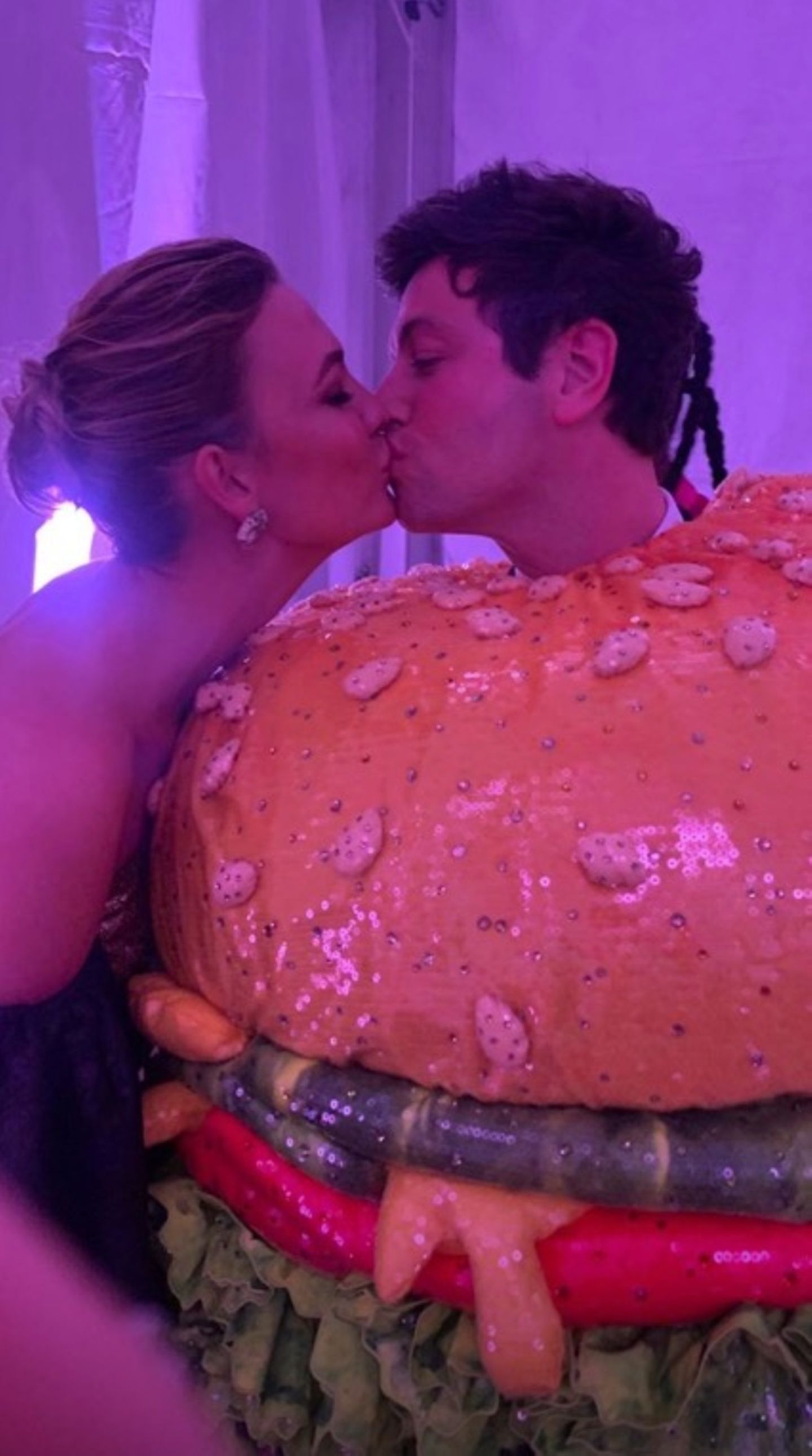 Wie süß! Auf Instagram teilt Karlie Kloss ein süßes Knusch-Foto von sich und ihrem Verlobten, Joshua Kushner, auf der After-Show-Party.