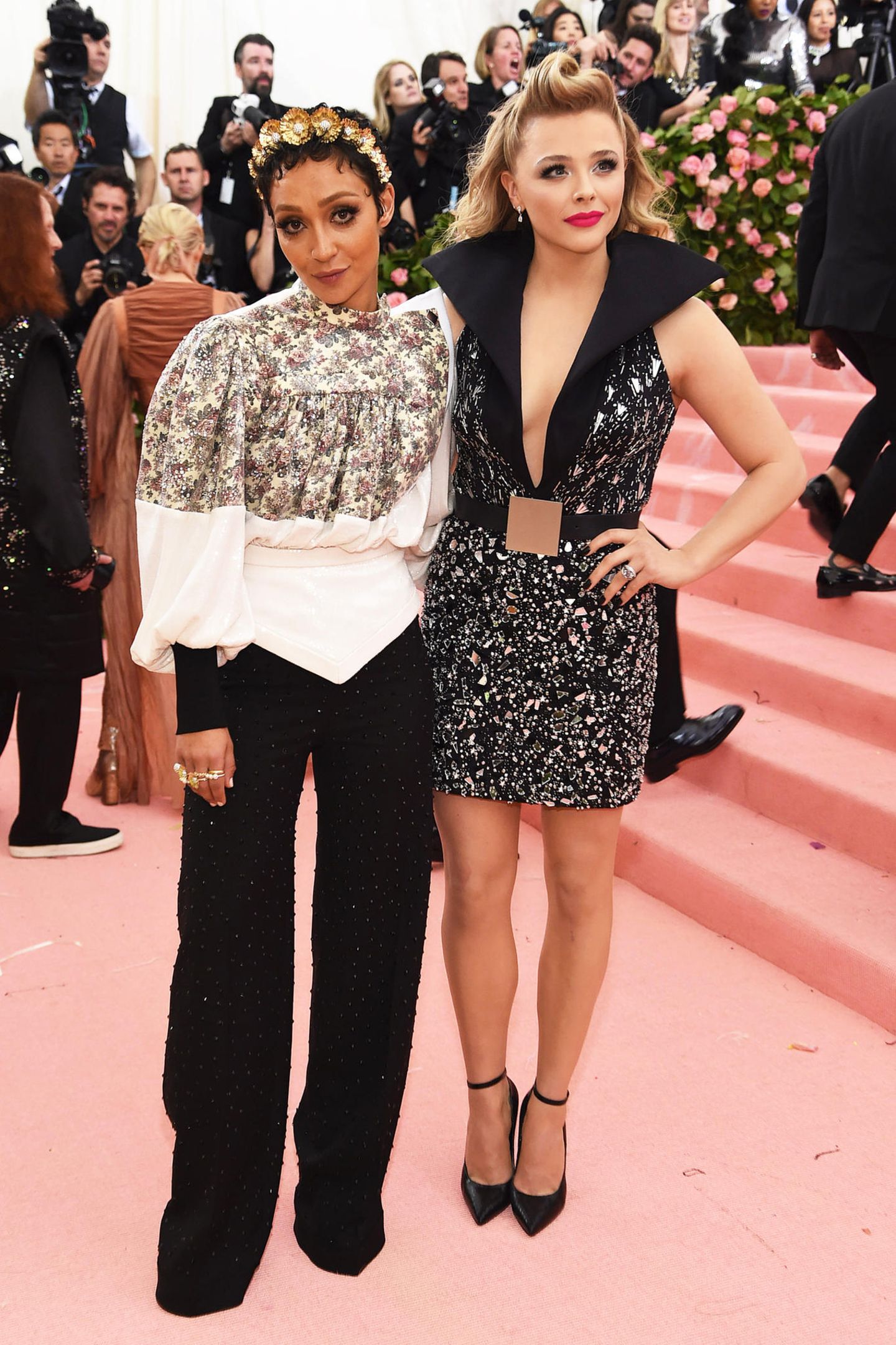 Ruth Negga und Chloë Grace Moretz haben sich für Louis-Vuitton-Looks in Schwarz-Weiß entschieden.