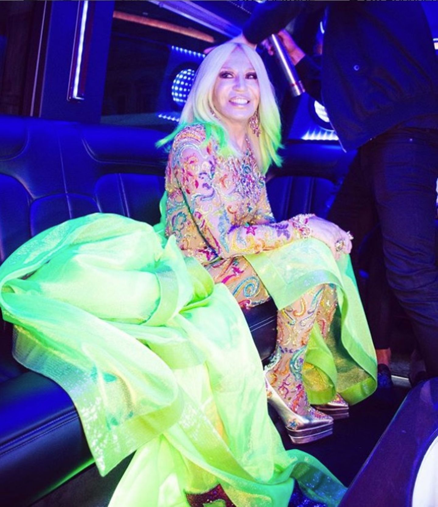 "Ein letzter Haar-Check, bevor es auf den pinken Teppich geht", schreibt Donatella Versace zu dem Foto, auf dem die Designerin nur wenige Minuten vor ihrer Ankunft auf der Met Gala im Auto zu sehen ist. 