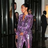 Tracee Ellis Ross ist im lilafarbenen Glamour-Jumpsuit die Disco-Queen der Aftershow-Party.