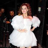 Als süße Prinzessin in Weiß zieht Hailee Steinfeld nach dem Fashion-Event noch weiter.