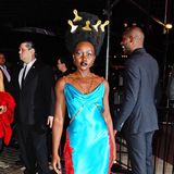 Von ihrem extravaganten Neon-Look hat Lupita Nyong'o nur das Big-Hair-Styling beibehalten.