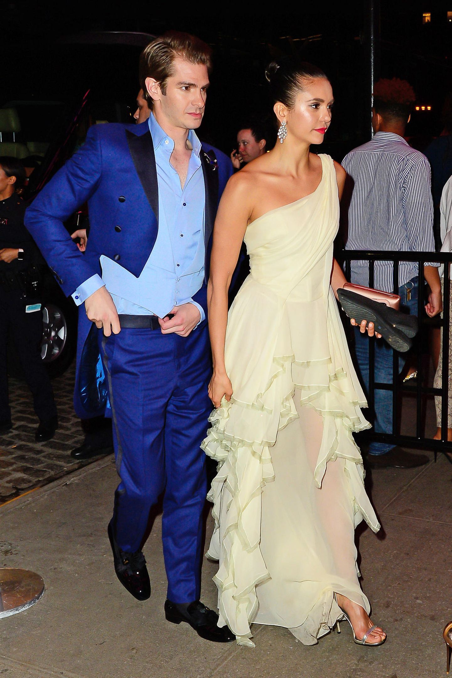Nina Dobrevs Aftershow-Look ist fast glamouröser als ihr Pink-Carpet-Dress. Andrew Garfield hat seinen blauen Frack anbehalten.