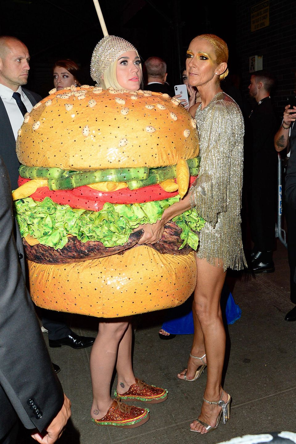 Cheeseburger-Alarm! Ob Celine Dion beim Anblick von Katy Perrys Aftershow-Look wohl Hunger bekommt?