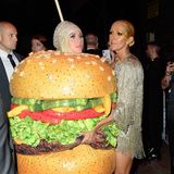 Cheeseburger-Alarm! Ob Celine Dion beim Anblick von Katy Perrys Aftershow-Look wohl Hunger bekommt?