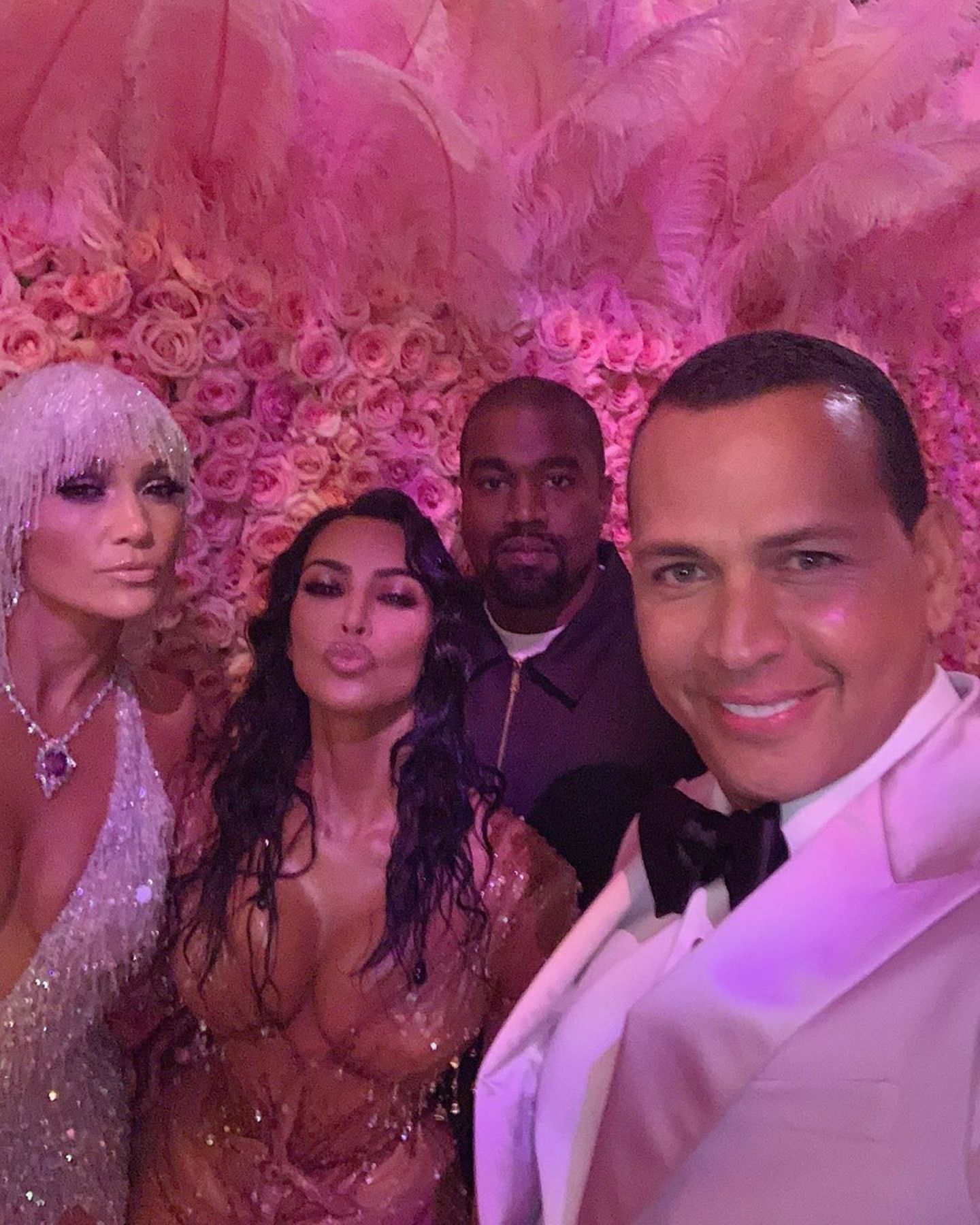Selfie trotz Selfie-Verbot: Jennifer Lopez, Kim Kardashian und Kanye West posieren auf der Met Gala gemeinsam für Alex Rodiguez, der unbedingt ein Foto mit Kim und Kanye machen wollte.