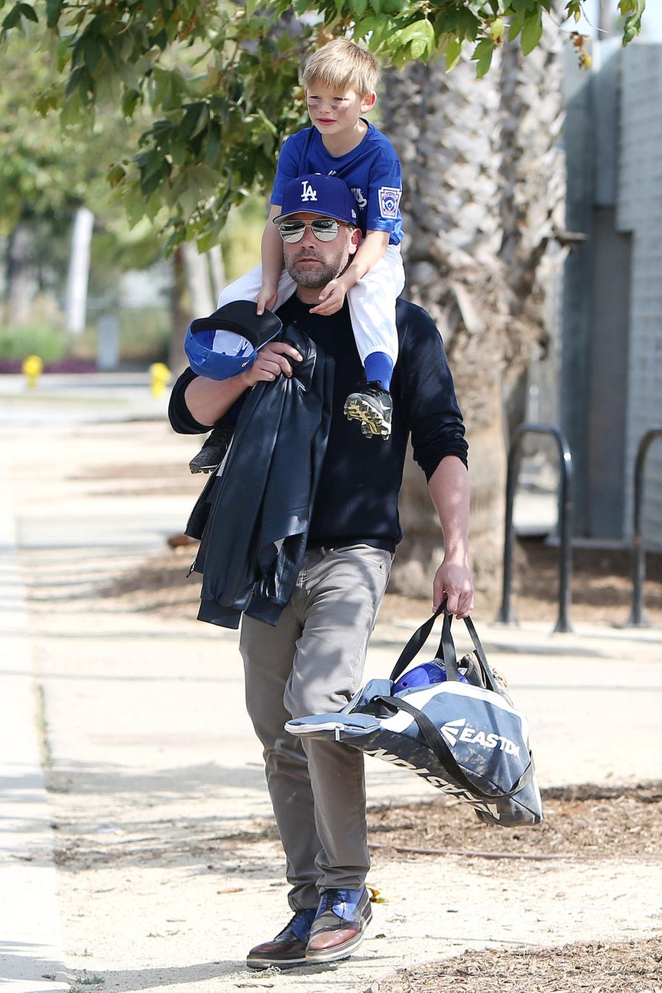 28. April 2019 Baseball spielen macht müde! Nach einem gemeinsamen Vater-Sohn-Training ist Ben Afflecks Sohn Samuel zu erschöpft, um alleine zum Auto zu gehen. Ein Glück, dass auf Papas starken Schultern immer Platz ist. 28. April 2019 Baseball spielen macht müde! Nach einem gemeinsamen Vater-Sohn-Training ist Ben Afflecks Sohn Samuel zu erschöpft, um alleine zum Auto zu gehen. Ein Glück, dass auf Papas starken Schultern immer Platz ist.
