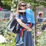 5. Mai 2019  Jennifer Garner ist mit ihrem Sohn Samuel auf dem Weg zum Sonntagsgottesdienst. Doch der Kleine scheint keine all zu große Lust zu haben und klammert sich fest an seine Mutter.