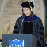 3. Mai 2019  Katie Holmes ist zurück in ihrer Heimatstadt Ohio. Um ihren Ehrendoktortitel entgegenzunehmen, schlüpft die Schauspielerin auch glatt in einen Talar der Universität und hält eine bewegende Rede. Katie Holmes selbst besuchte die Universität in Toledo allerdings nicht. Sie erinnere sich aber gerne an die Zeit zurück, als ihr älterer Bruder Martin Student in Toledo war, wie die Schauspielerin verrät.