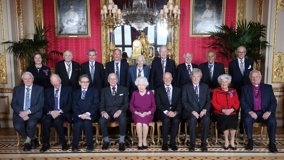 7. Mai 2019 Er posiert sogar mit den anderen Teilnehmern für ein Gruppenfoto. 7. Mai 2019 Er posiert sogar mit den anderen Teilnehmern für ein Gruppenfoto.