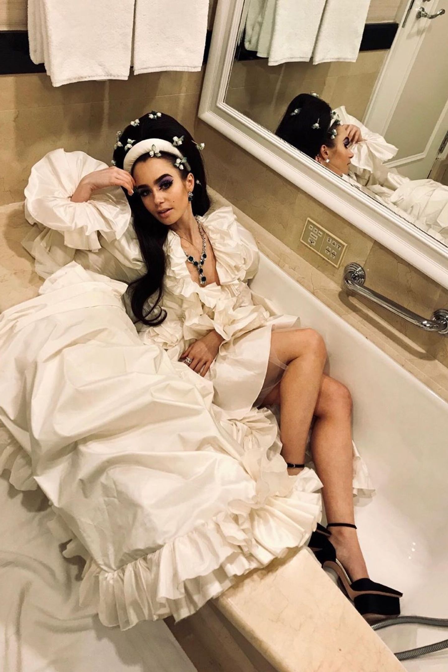 "Wieder das Dilemma... After-Show-Party oder ein Bad?", fragt Lily Collins ihre Follower auf Instagram. Dazu postet die Schauspielerin ein Foto, auf dem sie in ihrer opulenten Robe in der Badewanne liegt. 