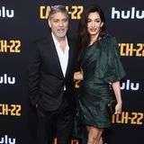 Sorry, George, aber bei diesem Look werden alle nur Augen für deine Frau haben! Amal Clooney zeigt in einem dunkelgrünen Seidenkleid von Oscar de la Renta viel Bein- und punktet damit auf ganzer Linie.