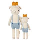 Nicht nur royale Babys freuen sich über die niedlichen, von Hand gestrickten Kuscheltiere. Für jeden verkauften Schmusefreund werden 10 Mahlzeiten an bedürftige Kinder gespendet. Lamm "Sebastian" von Cuddle + Kind, 74 bzw. 54 Euro