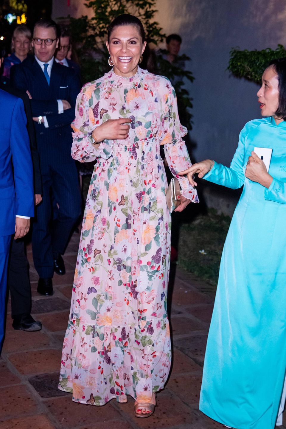 Victoria und Daniel sind vom Bürgermeister von Hanoi zum Dinner im Literaturtempel Van Mieu Quic Tu Giam geladen. Der Ort hat für die schwedische Kronprinzessin eine besondere Bedeutung: Hier waren schon ihre Eltern, König Carl Gustaf und Königin Silvia, im Rahmen ihres Staatsbesuchs vor 15 Jahren. Victoria und Daniel sind vom Bürgermeister von Hanoi zum Dinner im Literaturtempel Van Mieu Quic Tu Giam geladen. Der Ort hat für die schwedische Kronprinzessin eine besondere Bedeutung: Hier waren schon ihre Eltern, König Carl Gustaf und Königin Silvia, im Rahmen ihres Staatsbesuchs vor 15 Jahren.
