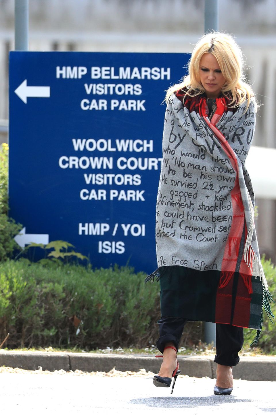 7. Mai 2019  Pamela Anderson besucht Wikileaks-Gründer Julian Assange im Londoner Belmarsh-Gefängnis. "Er hat es nicht verdient, in einem Hochsicherheitsgefängnis zu sitzen. Er hat niemals eine Gewalttat begangen. Er ist unschuldig", so die Schauspielerin. Pamela Anderson hat sich schon mehrfach für die Freilassung von Julian Assange eingesetzt, die beiden verbindet eine tiefe Freundschaft. 
