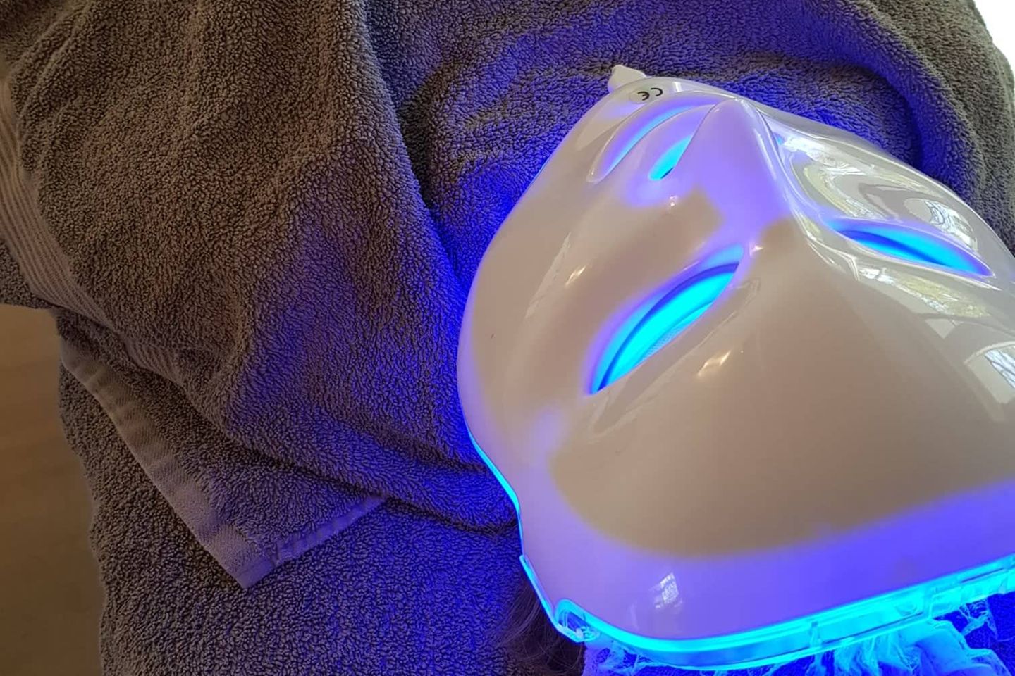 Call of Beauty: Die LED-Maske soll Rötungen lindern. Die LED-Maske soll Rötungen lindern.